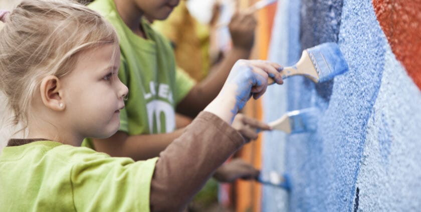 dzieci malujące ścianę